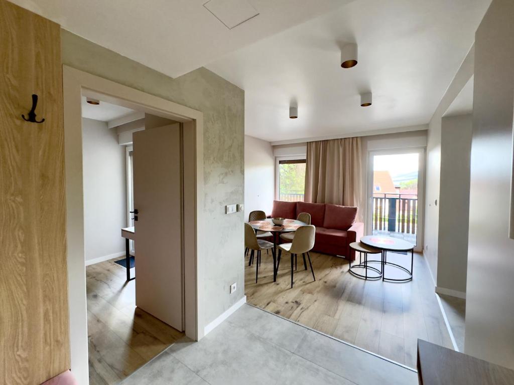 Apartament typu Classic z jedną sypialnią i łóżkiem typu king-size — wnętrze apartamentu w Karpaczu