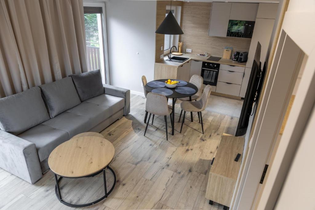 Apartament typu Deluxe z 2 sypialniami i balkonem — wnętrze apartamentu w Karpaczu