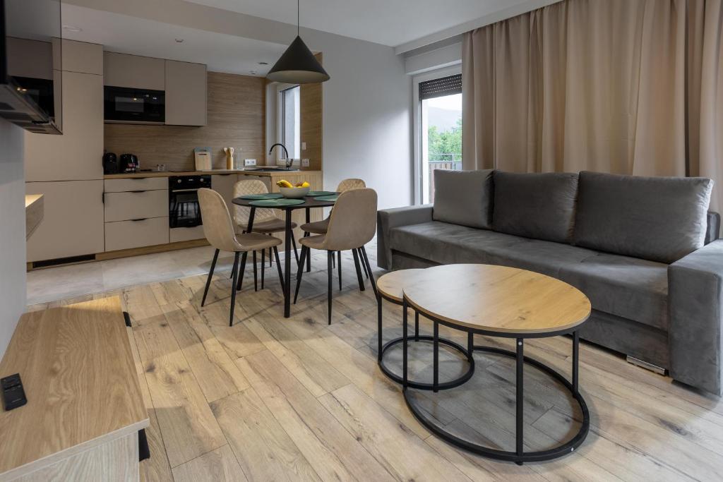 Apartament typu Deluxe z 2 sypialniami i balkonem — wnętrze apartamentu w Karpaczu